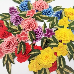 Applicazione ricamata 100% poliestere con motivo ramage di fiori a rilievo Da cucire, NON termoadesiva Lunghezza 40 cm, larghezza 13 cm