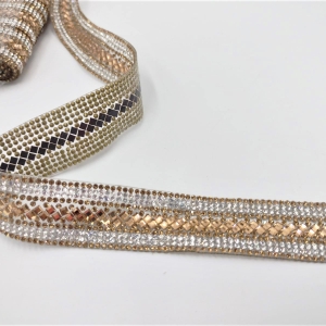 Passamaneria gioiello termoadesiva, composta interamente da strass bronzo e argento