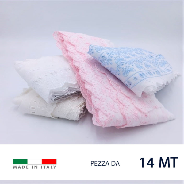 Lista di pizzo sangallo in puro cotone con ricamo fiocco e passanastro in poliestere lucido. Altezza lista 5,5 cm, altezza ricamo 4 cm. Prezzo riferito alla confezione da 14 metri.